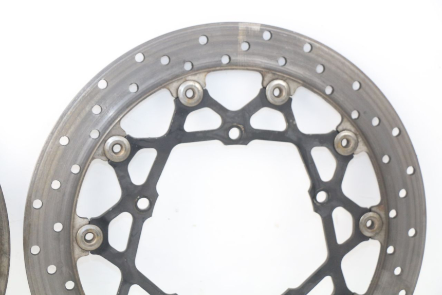 photo de PAIRE DISQUES FREIN AVANT YAMAHA FZ8 800 (2010 - 2016) - Gros plan technique