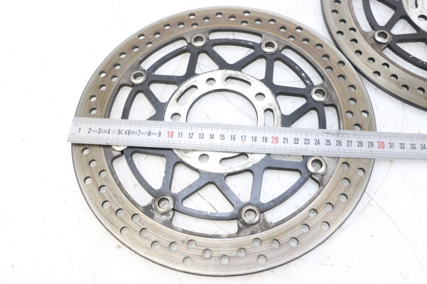 photo de PAIRE DISQUES FREIN AVANT SUZUKI GSXR GSX-R 1000 (2003 - 2004) - Gros plan technique