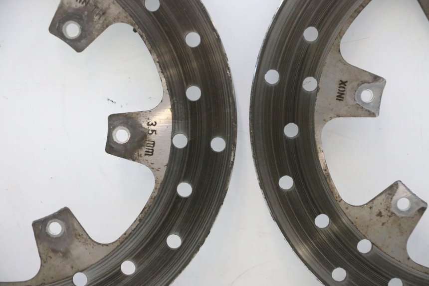 photo de PAIRE DISQUES FREIN AVANT PIAGGIO MP3 125 (2006 - 2014) - Points de fixation