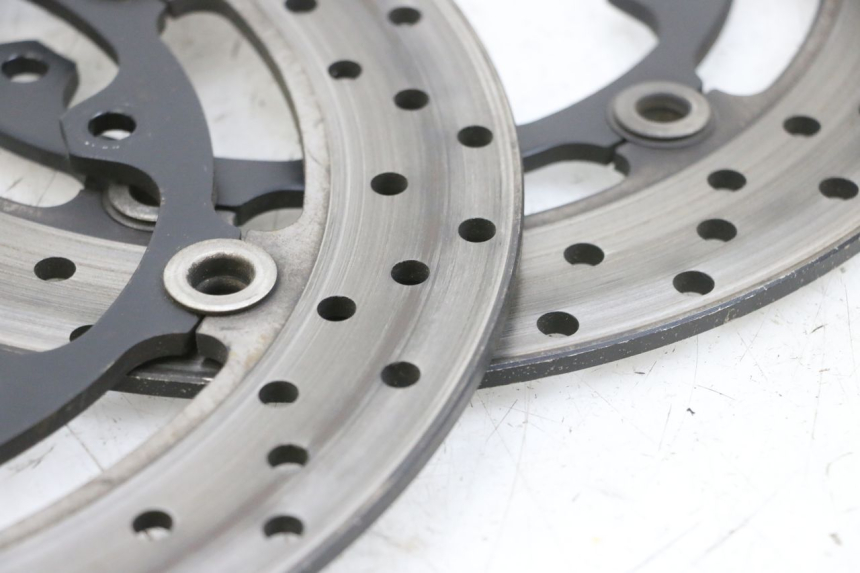 photo de PAIRE DISQUES FREIN AVANT YAMAHA TDM ABS 900 (2002 - 2014) - Gros plan technique