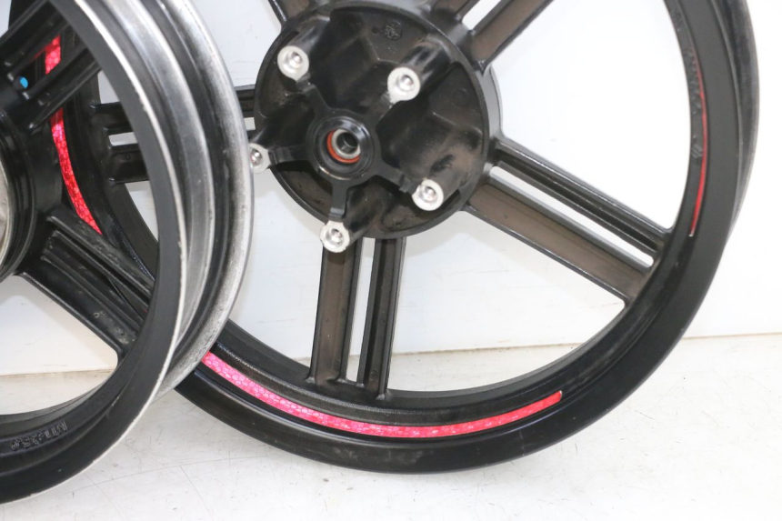 photo de PAIRE JANTES KYMCO AGILITY 16+ 4T 50 (2018 - 2023) - Zoom état d’usage