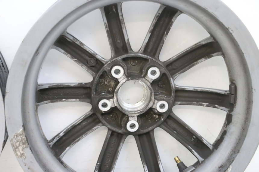 photo de PAIRE JANTES PIAGGIO MP3 RL 250 (2007 - 2010) - Détails caractéristiques