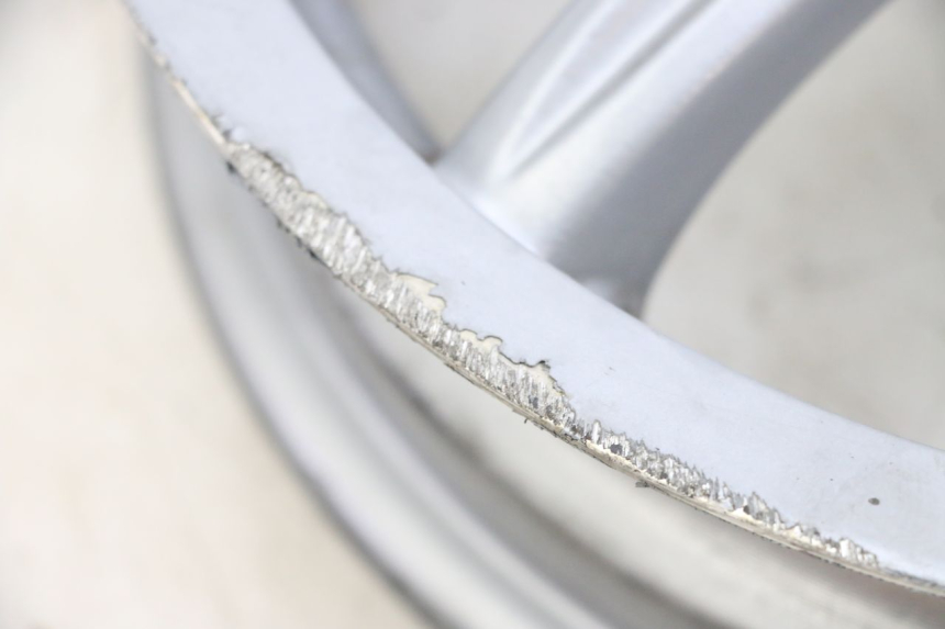 photo de PAIRE JANTES PIAGGIO MP3 RL 250 (2007 - 2010) - Gros plan technique