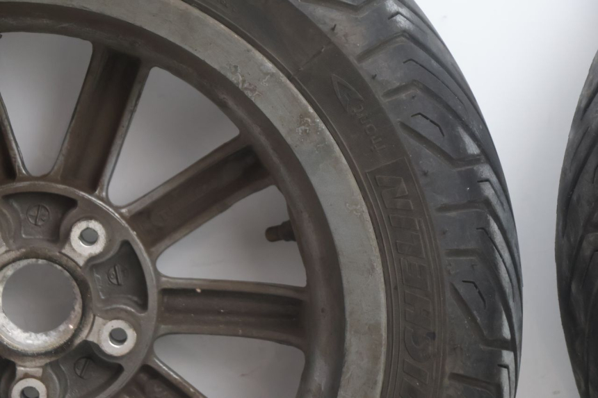 photo de PAIRE JANTES PIAGGIO MP3 125 (2006 - 2014) - Focus structure
