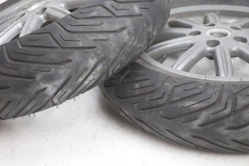 photo de PAIRE JANTES PIAGGIO MP3 125 (2006 - 2014) - Points de fixation