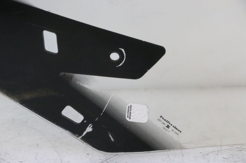 photo de PARE BRISE SUZUKI BURGMAN EXECUTIVE ABS 650 (2006 - 2012) - Gros plan technique
