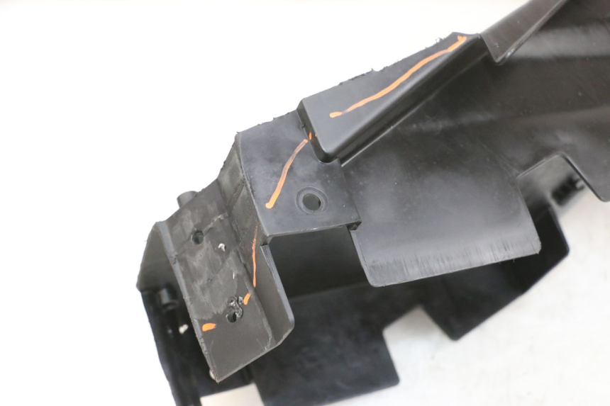 photo de PASSAGE ROUE ARRIERE SUZUKI GSF N BANDIT 600 (1996 - 1999) - Gros plan technique