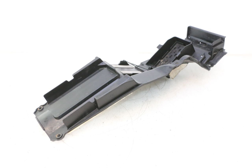 photo de PASSAGE ROUE ARRIERE SUZUKI GSR 600 (2005 - 2012) - Gros plan technique
