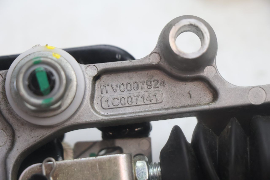 photo de PEDALE DE FREIN  PIAGGIO MP3 HPE 530 (2022 - 2026) - Gros plan technique