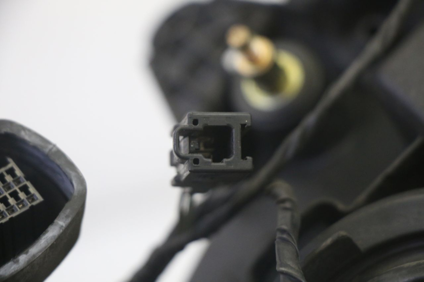 photo de PHARE AVANT SUZUKI DL V STROM 1000 (2002 - 2007) - Détails caractéristiques