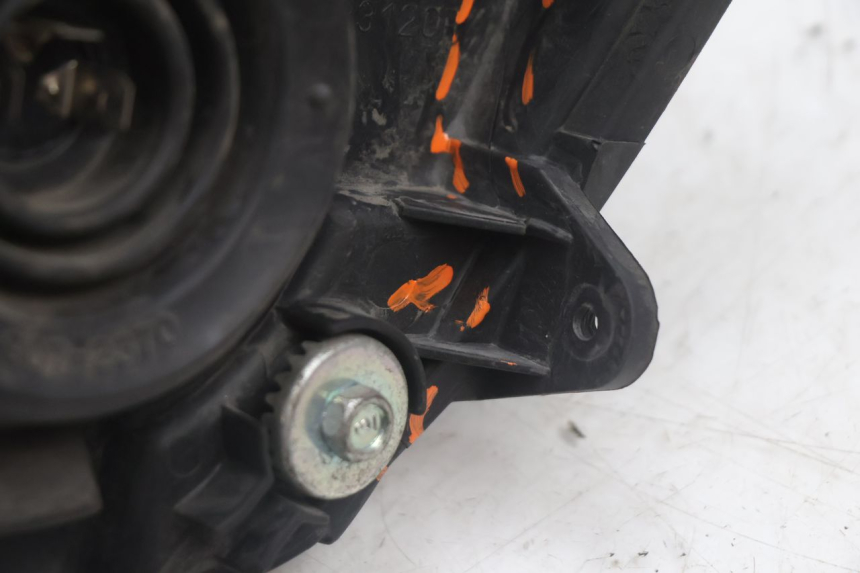photo de PHARE AVANT DROIT SUZUKI BURGMAN EXECUTIVE ABS 650 (2006 - 2012) - Détails caractéristiques