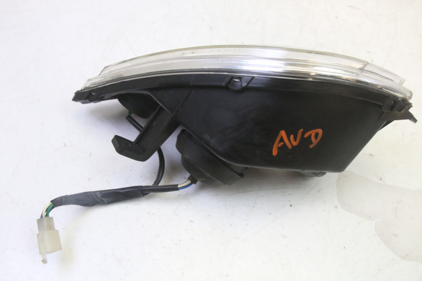 photo de PHARE AVANT DROIT PEUGEOT CITYSTAR 50 (2013 - 2017) - Gros plan technique