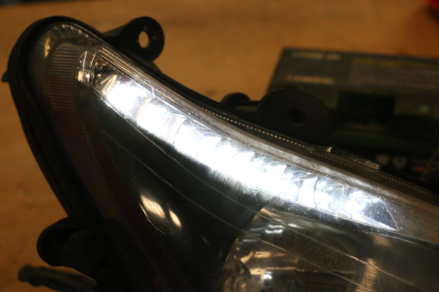 photo de PHARE AVANT DROIT SYM GTS EVO 125 (2009 - 2013) - Détail de la pièce