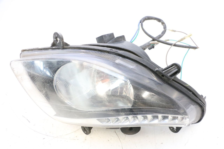 photo de PHARE AVANT DROIT SYM GTS EVO 125 (2009 - 2013) - Gros plan technique