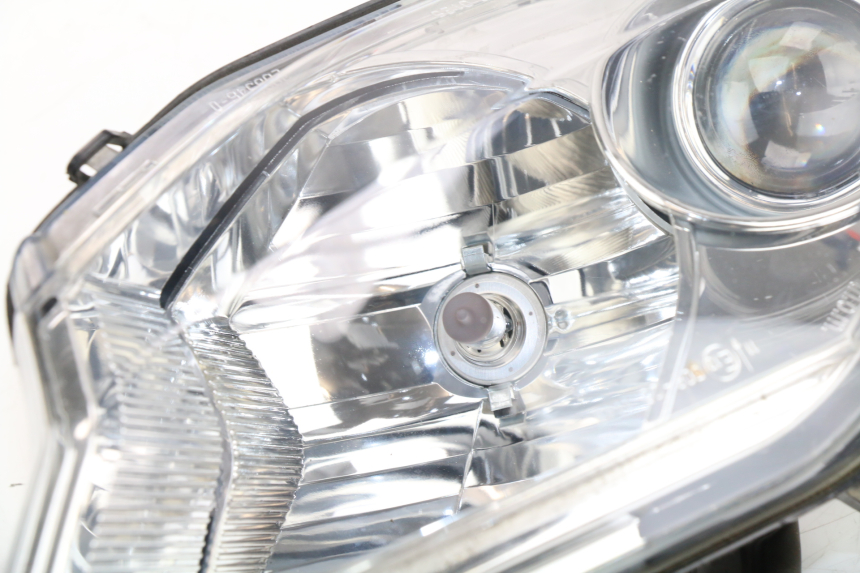 photo de PHARE AVANT DROIT PEUGEOT SATELIS COMPRESSOR K15 125 (2006 - 2009) - Points de fixation