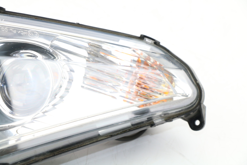 photo de PHARE AVANT DROIT PEUGEOT SATELIS COMPRESSOR K15 125 (2006 - 2009) - Autre angle de vue