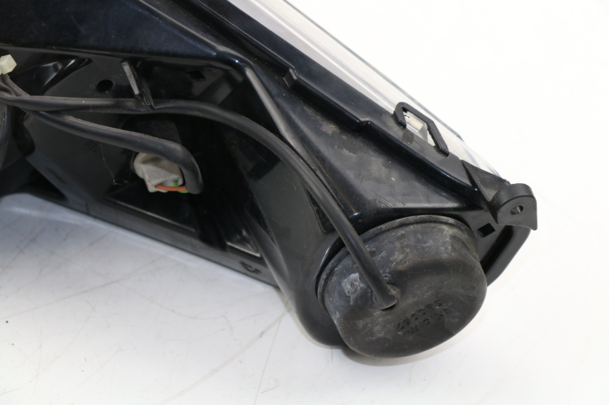 photo de PHARE AVANT DROIT PEUGEOT SATELIS COMPRESSOR K15 125 (2006 - 2009) - Gros plan technique