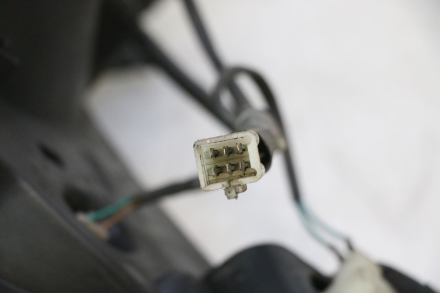 photo de PHARE AVANT PEUGEOT ELYSTAR 50 (2002 - 2014) - Zoom état d’usage