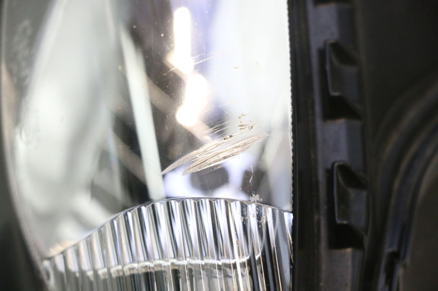 photo de PHARE AVANT YAMAHA FZ8 800 (2010 - 2016) - Détails caractéristiques