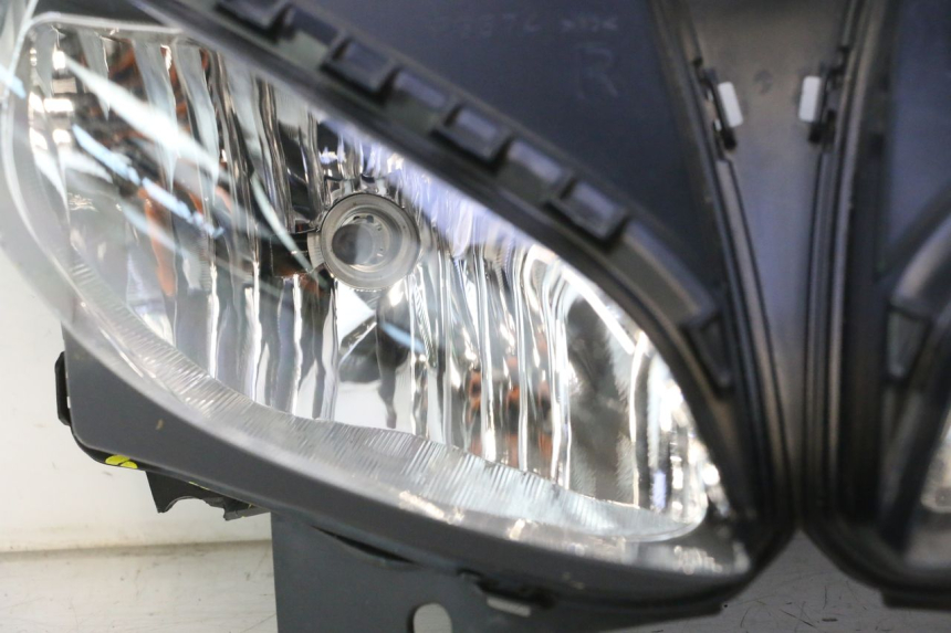 photo de PHARE AVANT YAMAHA FZ8 800 (2010 - 2016) - Zoom état d’usage