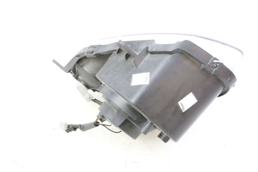 photo de PHARE AVANT GAUCHE YAMAHA TZR 50 (2008 - 2016) - Gros plan technique