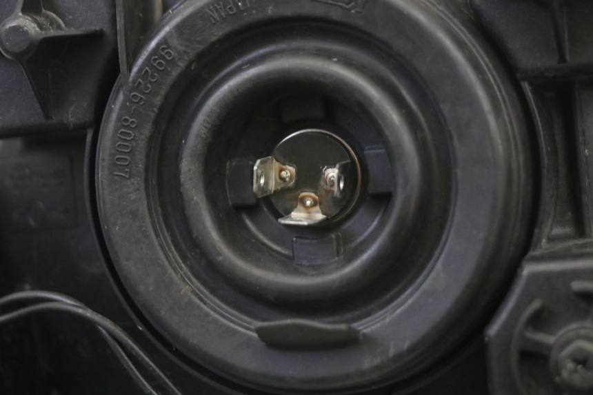 photo de PHARE AVANT SUZUKI GSR 750 (2011 - 2017)
