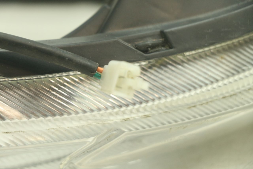 photo de PHARE AVANT PEUGEOT KISBEE 4T 50 (2018 - 2022) - Points de fixation