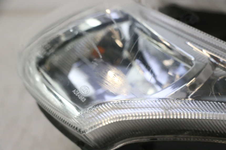 photo de PHARE AVANT PEUGEOT KISBEE 4T 50 (2010 - 2017) - Détails caractéristiques