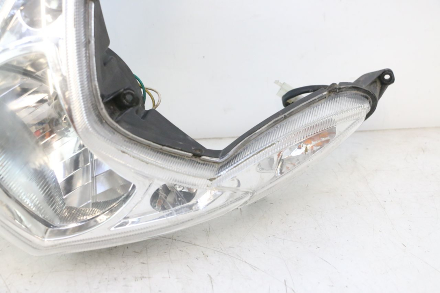 photo de PHARE AVANT PEUGEOT KISBEE 4T 50 (2018 - 2022) - Détail de la pièce