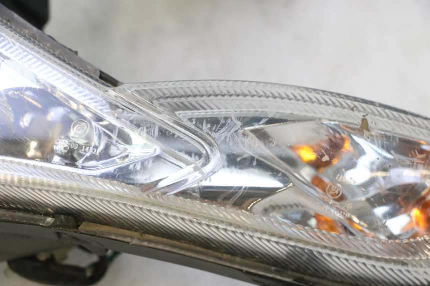 photo de PHARE AVANT PEUGEOT KISBEE 4T 50 (2018 - 2022) - État de surface