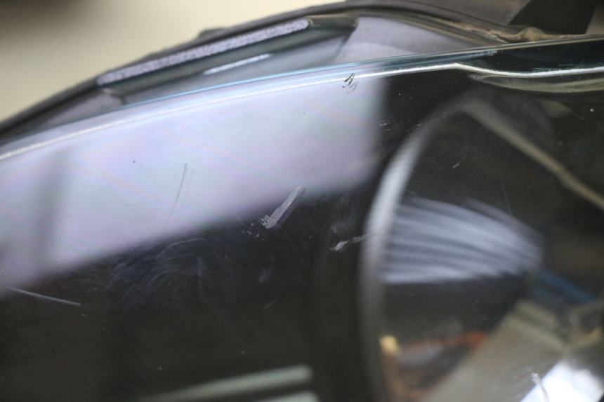 photo de PHARE AVANT PIAGGIO MP3 RL 250 (2007 - 2010) - Gros plan technique