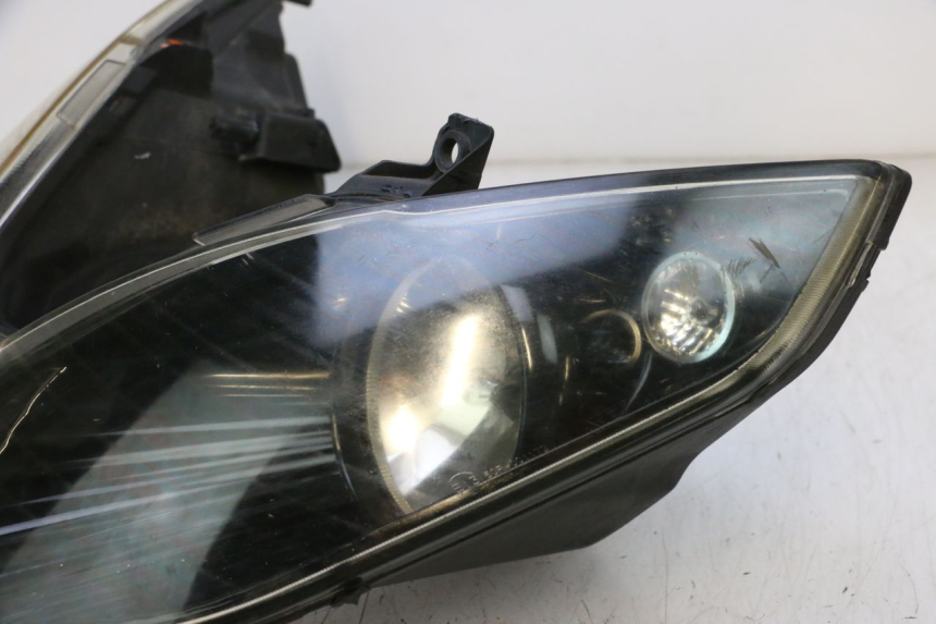 photo de PHARE AVANT PIAGGIO MP3 RL 250 (2006 - 2010) - Points de fixation