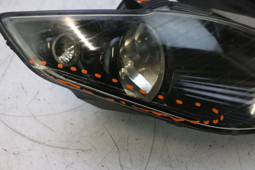 photo de PHARE AVANT PIAGGIO MP3 RL 250 (2006 - 2010) - Points de fixation