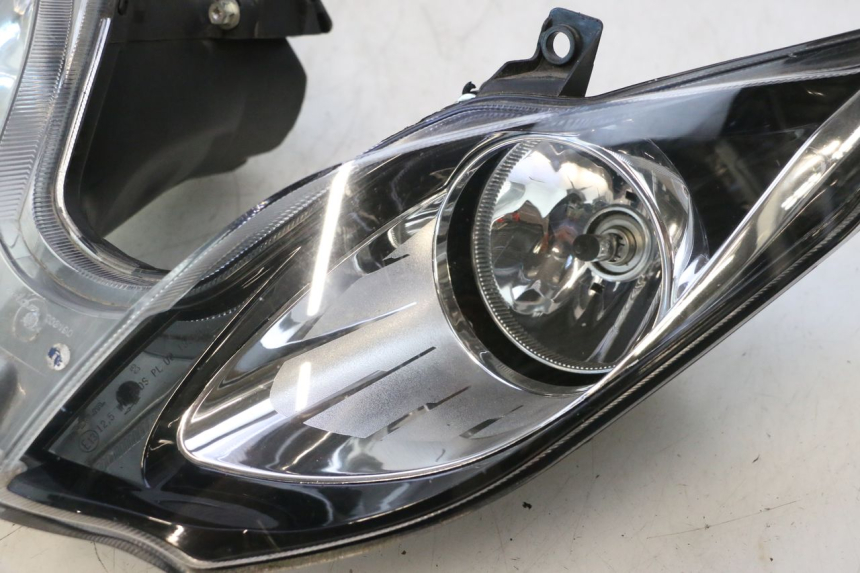photo de PHARE AVANT PIAGGIO MP3 500 (2016 - 2018) - Gros plan technique