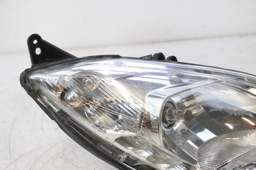 photo de PHARE AVANT PEUGEOT SATELIS 125 (2013 - 2018) - Photo complémentaire