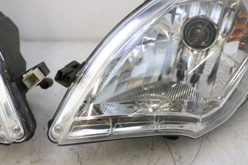 photo de PHARE AVANT PEUGEOT SATELIS 125 (2013 - 2018) - Aperçu profil