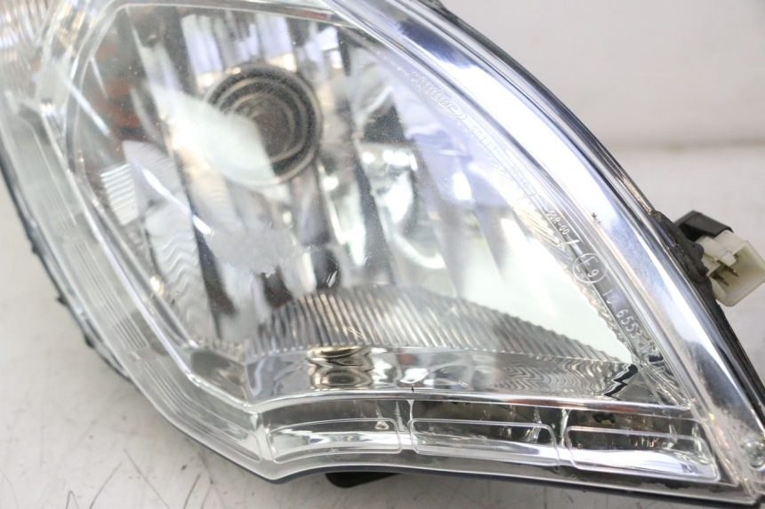 photo de PHARE AVANT PEUGEOT SATELIS 125 (2013 - 2018) - Détail de la pièce