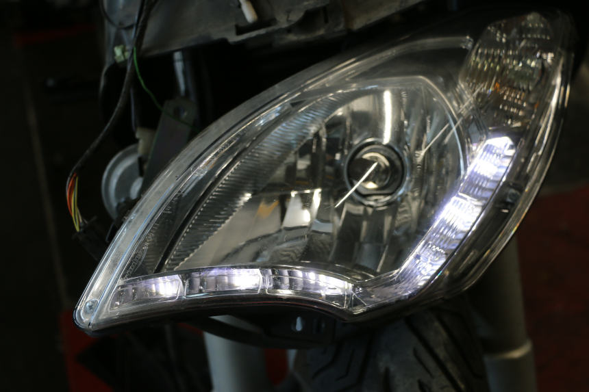photo de PHARE AVANT PEUGEOT SATELIS 125 (2013 - 2018) - Gros plan technique