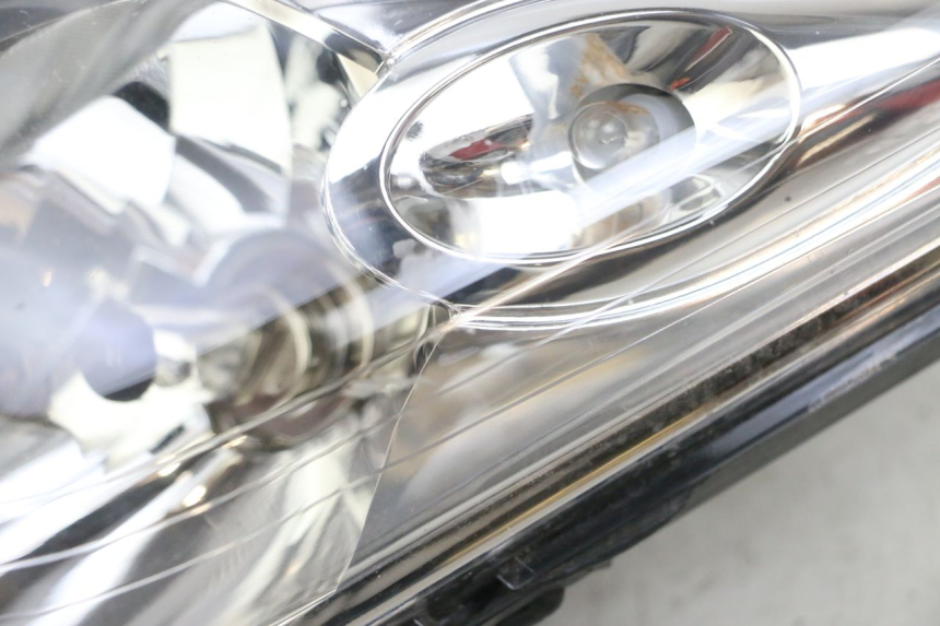 photo de PHARE AVANT YAMAHA XMAX X-MAX 125 (2006 - 2009) - Points de fixation