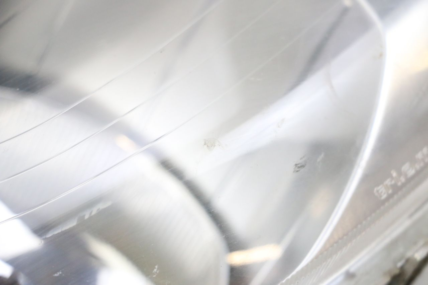 photo de PHARE AVANT YAMAHA X-MAX XMAX 125 (2010 - 2013) - Gros plan technique