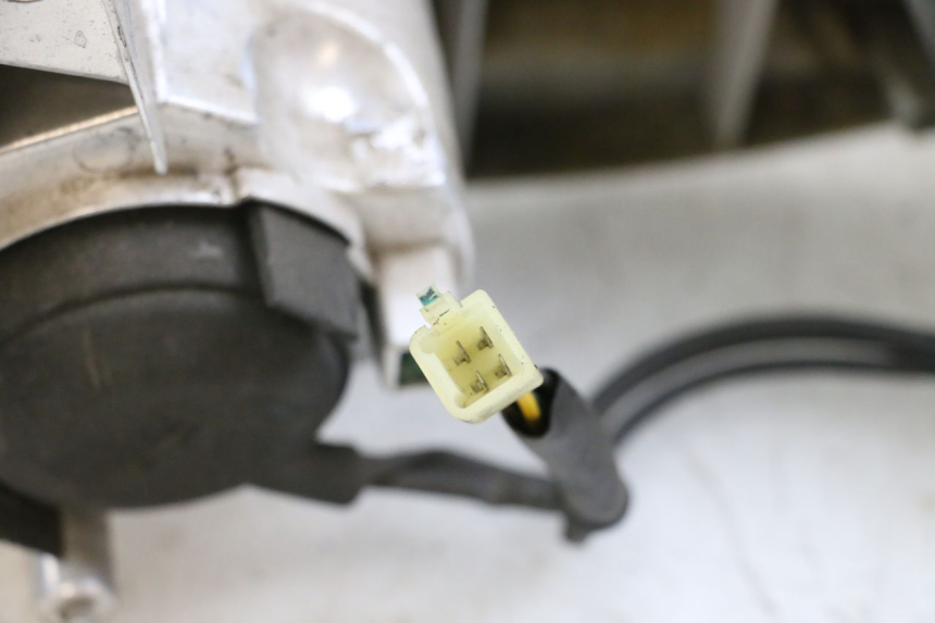 photo de PHARE AVANT YAMAHA X-MAX XMAX 125 (2010 - 2013) - Points de fixation