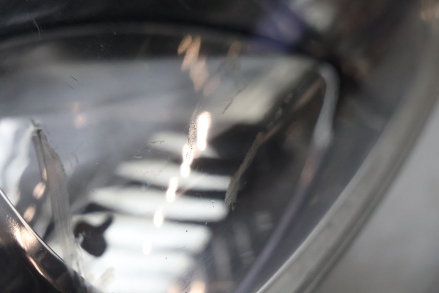 photo de PHARE AVANT PIAGGIO X9 EVOLUTION 125 (2003 - 2007) - Gros plan technique