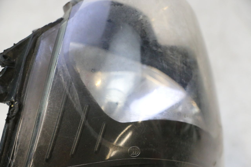 photo de PHARE AVANT PIAGGIO ZIP 4T 50 (2018 - 2020) - Gros plan technique