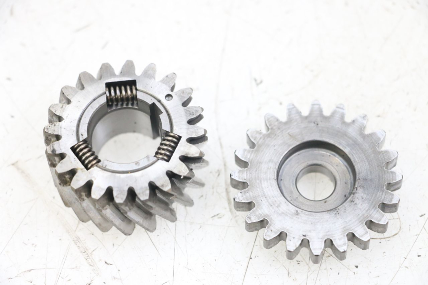 photo de PIGNON TRANSMISSION HYOSUNG GV AQUILA 125 (2000 - 2004) - Vue principale