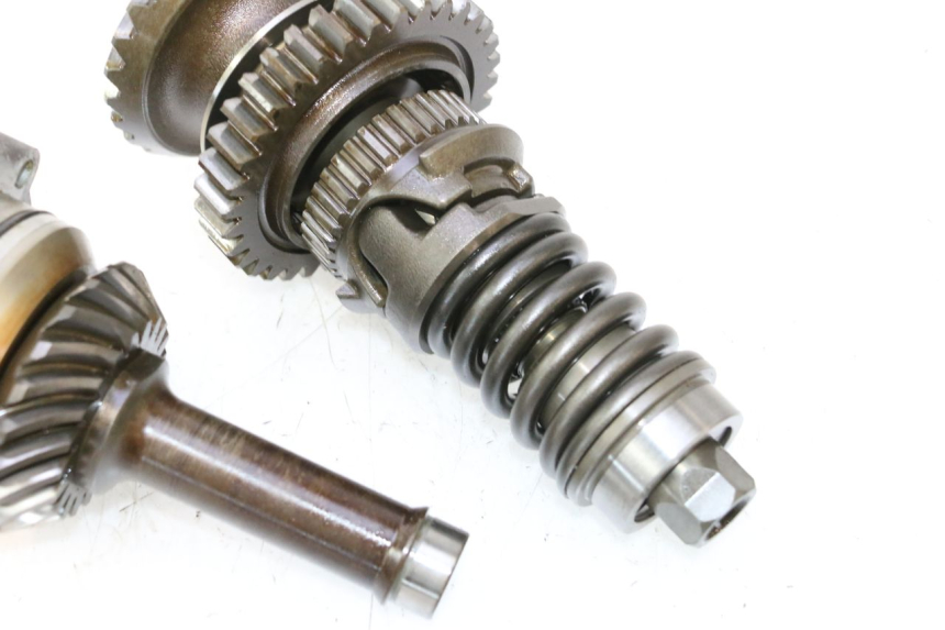 photo de PIGNON TRANSMISSION YAMAHA FJR 1300 (2001 - 2005) - Gros plan technique