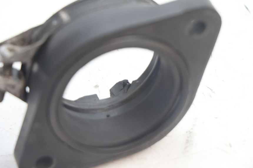 photo de PIPE ADMISSION SUZUKI DR S 600 (1985 - 1989) - Points de fixation