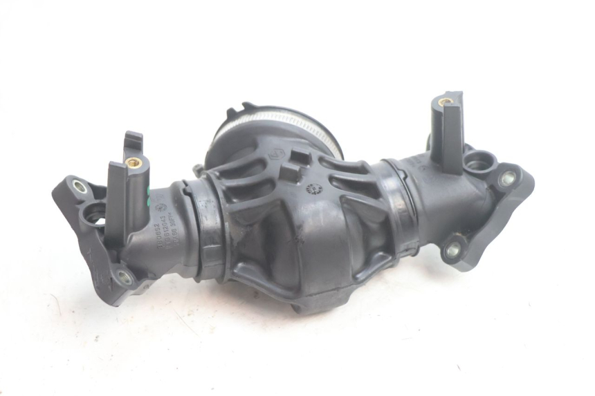 photo de PIPE D'ADMISSION GILERA GP 800 (2007 - 2013) - Autre angle de vue