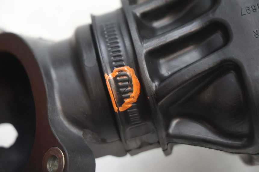 photo de PIPE D'ADMISSION GILERA GP 800 (2007 - 2013) - Points de fixation