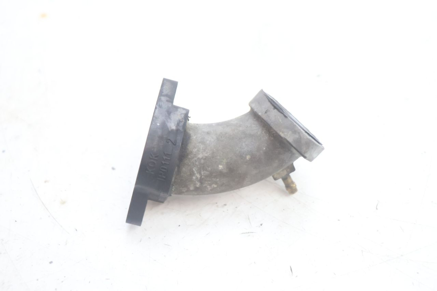 photo de PIPE D'ADMISSION YAMAHA YP MAJESTY 125 (2002 - 2006) - Gros plan technique