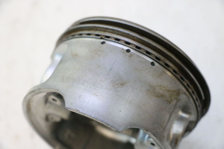 photo de PISTON SUZUKI DR S 600 (1985 - 1989) - Gros plan technique
